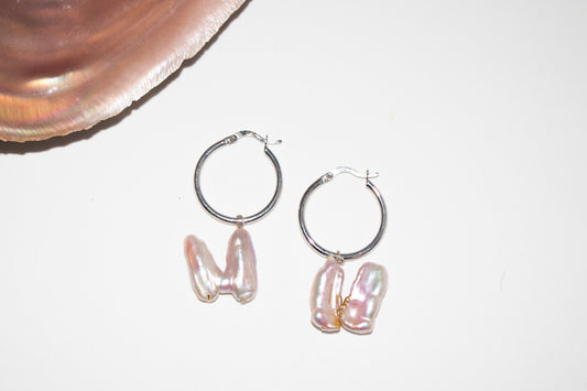 Irregular mauve keshi pearl silver hoops