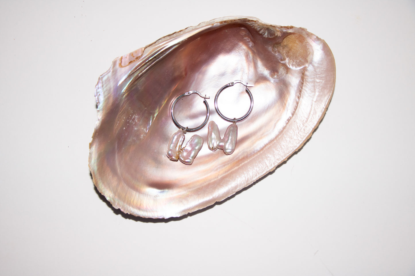 Irregular mauve keshi pearl silver hoops