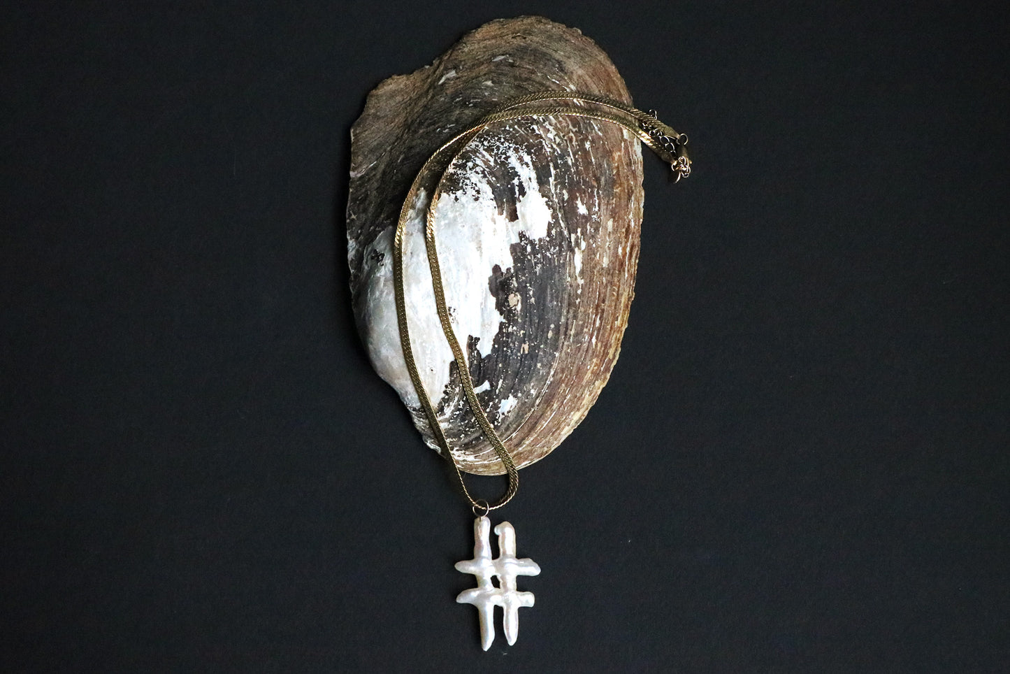 Herringbone hashtag pearl necklace
