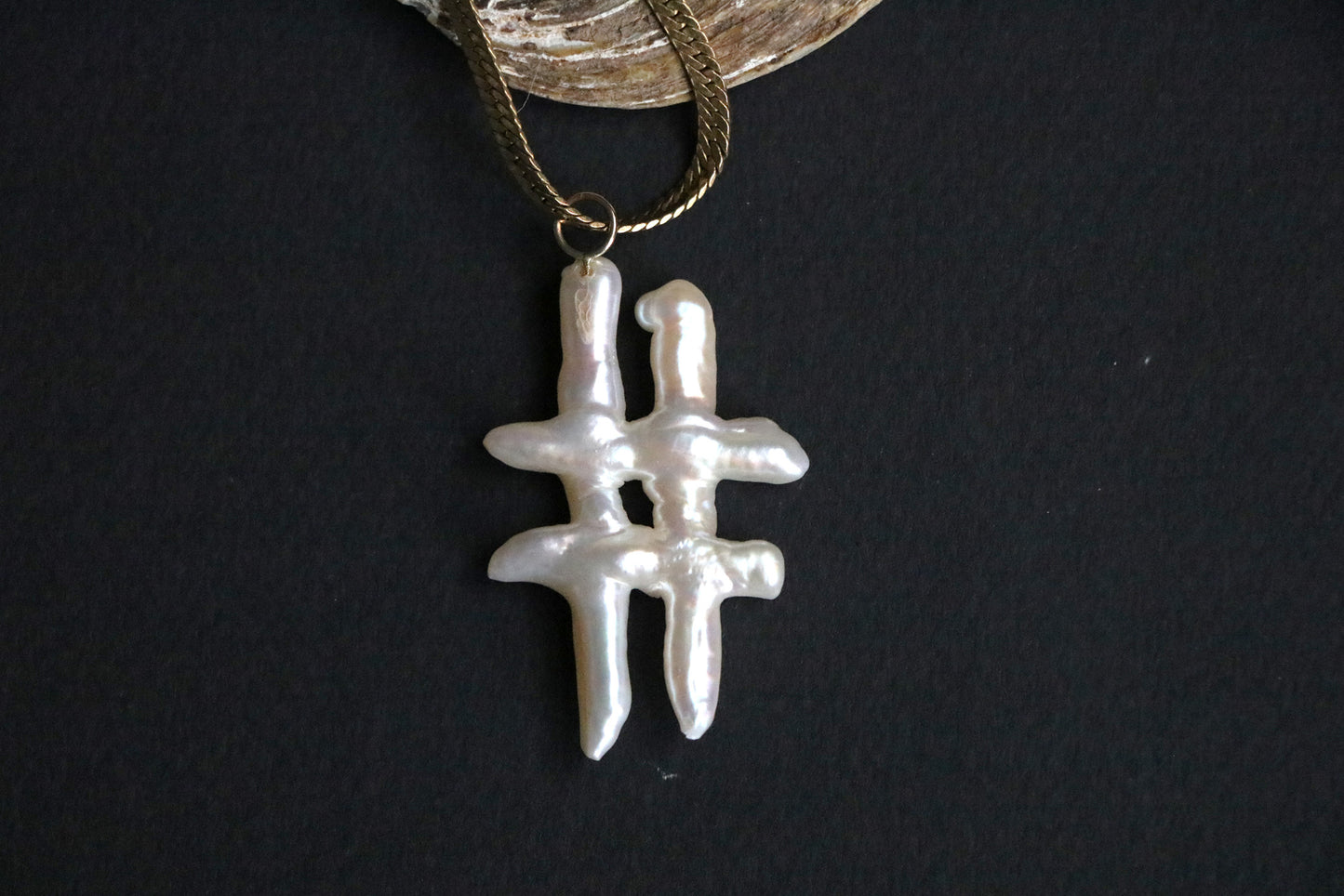 Herringbone hashtag pearl necklace