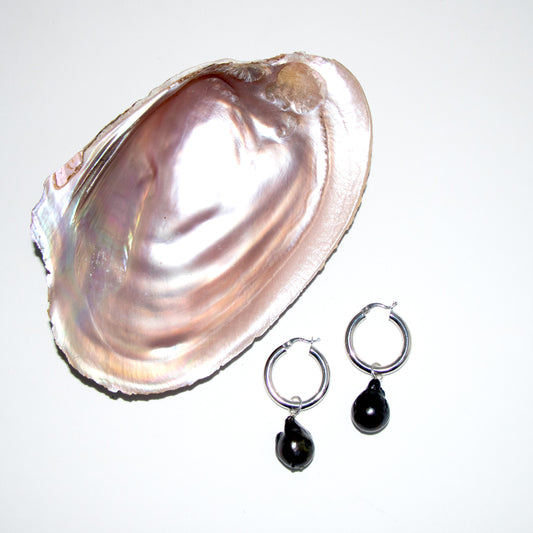 Baroque black pearl – large chunky silver hoops